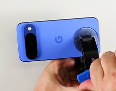La parte trasera del Pixel 10 es relativamente fácil de desmontar. (Fuente de la imagen: iFixit)