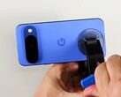 La parte trasera del Pixel 10 es relativamente fácil de desmontar. (Fuente de la imagen: iFixit)