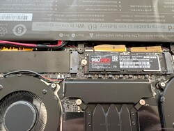 El portátil puede albergar dos unidades SSD M.2-2280 de un solo lado.