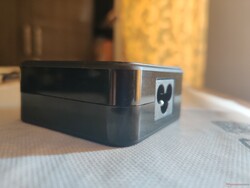 El adaptador de corriente de 65 W es bastante compacto y puede alimentar suficientemente el portátil a plena carga