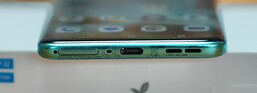 Parte inferior: Ranura SIM, micrófono, puerto USB-C, altavoz