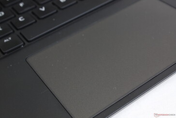 El clickpad es pequeño para un portátil de 17,3 pulgadas, pero al menos es suave y fiable