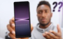 Habrá que ver si Sony escucha las sabias palabras de MKBHD y lanza el Xperia 1 V de forma más ordenada. (Fuente de la imagen: MKBHD/@OnLeaks - editado)