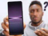 Habrá que ver si Sony escucha las sabias palabras de MKBHD y lanza el Xperia 1 V de forma más ordenada. (Fuente de la imagen: MKBHD/@OnLeaks - editado)