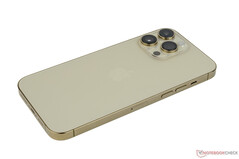 El iPhone 14 Pro Max tiene una duración de la batería ligeramente peor que su predecesor. (Fuente de la imagen: NotebookCheck)