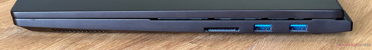 Derecha: Lector de tarjetas SDXC, 2x USB-A 3.2 Gen.1 (5 Gbit/s)