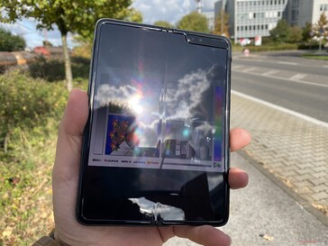 Uso del Galaxy Fold al aire libre bajo el sol