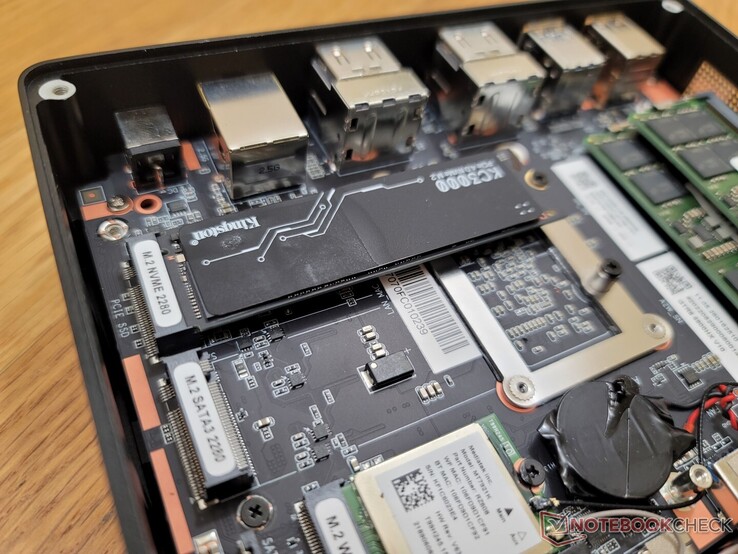 El sistema puede admitir una SSD M.2 2280 PCIe4 x4 NVMe y una SSD M.2 2280 SATA III más lenta