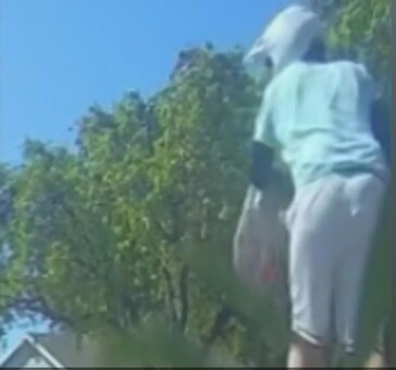 Las cámaras ocultas pueden dejarse caer en cuestión de segundos, como ha hecho este sospechoso de Chino Hills en una scooter. (Fuente: KTLA)