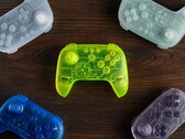 Los colores del 8BitDo 64 Bluetooth Controller Prototype Limited Edition tienen carcasas translúcidas.