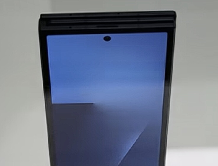 El Galaxy Z TriFold debería ser más delgado que el Galaxy Z Fold4 a pesar de contener una pantalla plegable de 10 pulgadas. (Fuente de la imagen: SBS Korea vía Omokgyo Electronics Mall - editado)