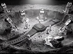 Reloj digital Casio x GRAGG LW-204GRAGG-1BDF expuesto sobre un soporte escultural plateado, rodeado de astronautas en miniatura y objetos inspirados en el metal fundido.