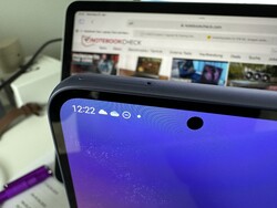 La ranura para tarjetas del Galaxy A54 no se cierra al ras del dispositivo. (Foto: Daniel Schmidt)