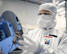Intel aspira a que la fundición alcance el umbral de rentabilidad en 2027 cuando el nodo 18A entre en la rampa de volumen. En la imagen: Un trabajador sujetando una oblea de silicio (Fuente de la imagen: Intel)