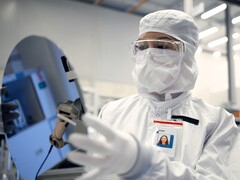 Intel aspira a que la fundición alcance el umbral de rentabilidad en 2027 cuando el nodo 18A entre en la rampa de volumen. En la imagen: Un trabajador sujetando una oblea de silicio (Fuente de la imagen: Intel)