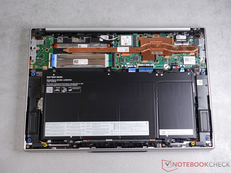 Una mirada al interior del Chromebook 14 revela más códigos QR que ofrecen acceso instantáneo a las guías oficiales de mantenimiento.