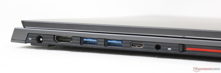 Izquierda: adaptador de CA, HDMI de tamaño completo, 2 USB-A 3.0, USB-C (sin DP ni PD), conector de audio de 3,5 mm, interruptor de apagado de la cámara web