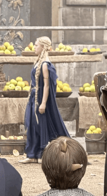 Los fans creen que esta imagen puede mostrar a una joven Marika y posiblemente a un niño Omen.