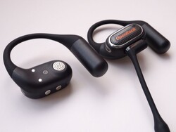 Los OneRock Link 20 combinan un cuerpo de plástico suavemente esculpido con ganchos para las orejas de alambre de titanio recubiertos de silicona para llevarlos cómodamente durante todo el día. (Fuente de la imagen: Notebookcheck)