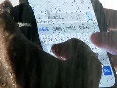 Oppo A6s Pro bajo la lluvia.