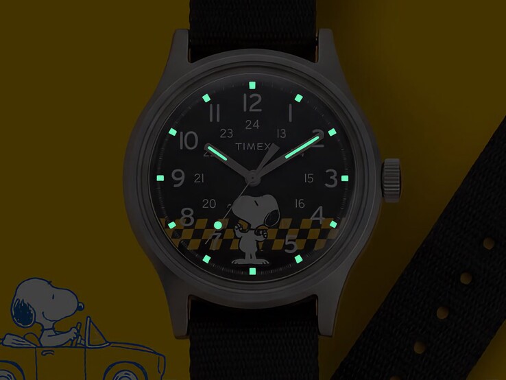 El Timex x Peanuts Snoopy MK1 brilla en la oscuridad gracias a los índices y las agujas luminiscentes.
