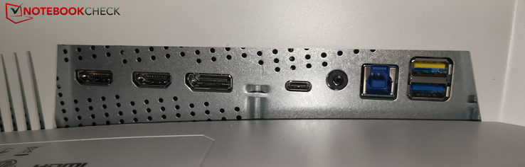 Parte trasera izquierda: 2 HDMI 2.0, DP, USB-C 3.0, toma de auriculares, USB-B, 2 USB-A
