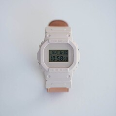 La collab Casio x Hender Scheme de 2017 - el DW-5600HS-4JF. (Fuente de la imagen: Elite Timepiece HK - Hong Kong)