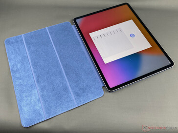 El iPad Pro 12,9 (2021) en su funda Smart Folio. (Fuente de la imagen: NotebookCheck)