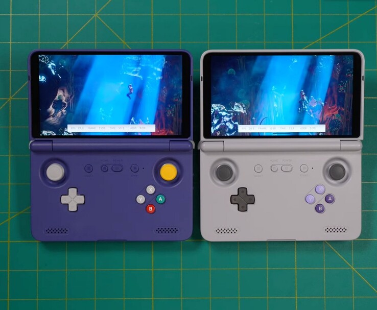 La variante Retroid Pocket Flip 2 Dimensity 1100 (izquierda) junto al modelo original Snapdragon 865 (derecha), ambos ejecutando el mismo juego durante las pruebas de benchmark. (Fuente de la imagen: Retro Game Corps en YouTube)
