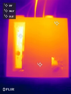 Minisforum MS-02 Ultra durante la prueba de esfuerzo (lado superior)