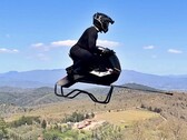 La Airbike puede alcanzar una velocidad de hasta 102 kiómetros por hora.  (Fuente de la imagen: Captura de pantalla del vídeo de pruebas de Volonaut)