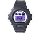 Casio G-Shock DW-6900 x F.C. Real Bristol con la retroiluminación EL azul activada, lo que deja al descubierto un logotipo rojo oculto de Bristol detrás de la pantalla digital.
