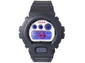 Casio G-Shock DW-6900 x F.C. Real Bristol con la retroiluminación EL azul activada, lo que deja al descubierto un logotipo rojo oculto de Bristol detrás de la pantalla digital.