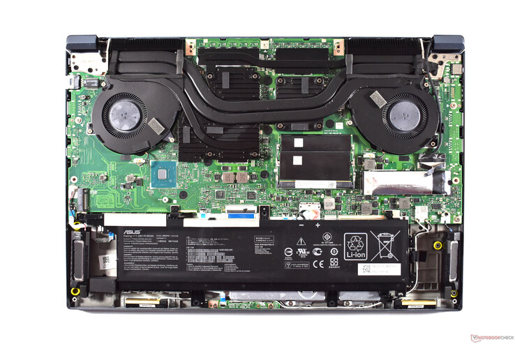 Ver el interior del Asus ProArt StudioBook Pro X W730W5T