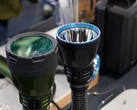 La nueva linterna Olight Javelot con y sin filtro (Fuente de la imagen: Andreas Sebayang/Notebookcheck.com)