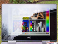 Uso de la Dell Inspiron 13 7386 2-in-1 Black Edition al aire libre bajo la luz solar directa