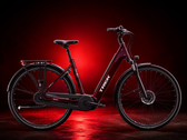 La bicicleta eléctrica District+ en el color «cobra blood»