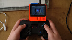 Jugar en el Rabbit R1 no está tan mal si tiene un mando inalámbrico y no le importa la diminuta pantalla (fuente de la imagen: Bringus Studios)