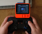 Jugar en el Rabbit R1 no está tan mal si tiene un mando inalámbrico y no le importa la diminuta pantalla (fuente de la imagen: Bringus Studios)
