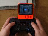 Jugar en el Rabbit R1 no está tan mal si tiene un mando inalámbrico y no le importa la diminuta pantalla (fuente de la imagen: Bringus Studios)