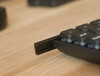 El teclado tiene una carcasa inferior de plástico con raíles de aluminio y paneles laterales de madera para equilibrar el peso, la rigidez y la estética. 