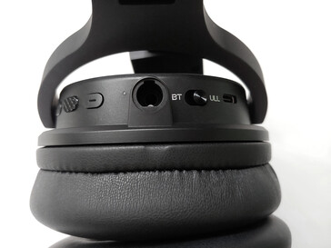 Grandes botones de control, puerto USB-C y toma de audio de 3,5 mm (1/8