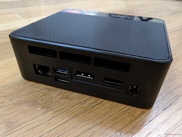 Trasera: Gigabit RJ-45, USB-A 3.2, USB-A 2.0, DisplayPort 1.4, HDMI 2.0