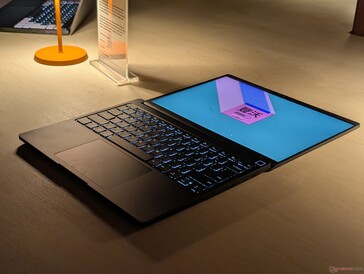 Afortunadamente, las bisagras del nuevo diseño aún pueden abrirse los 180 grados completos, que es una característica que nos encantaba del modelo original