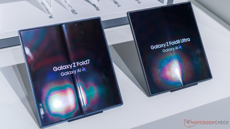 El pliegue del Galaxy Z Fold7 (presumiblemente debido al uso) en comparación con un Galaxy Z Fold8 Ultra nuevo.
