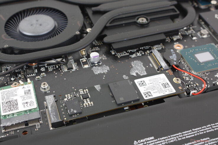 Dos ranuras M.2 PCIe4 x4 NVMe 2280. El sistema no incluye almohadillas térmicas para las unidades