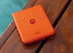 El Razr 50 cuenta con la certificación IPx8 y puede configurarse con hasta 512 GB de almacenamiento en China. (Fuente de la imagen: Motorola)