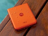 El Razr 50 cuenta con la certificación IPx8 y puede configurarse con hasta 512 GB de almacenamiento en China. (Fuente de la imagen: Motorola)