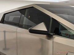 La cantonera de acero inoxidable del Cybertruck podría salir volando debido al deterioro del adhesivo. (Fuente de la imagen: Notebookcheck)