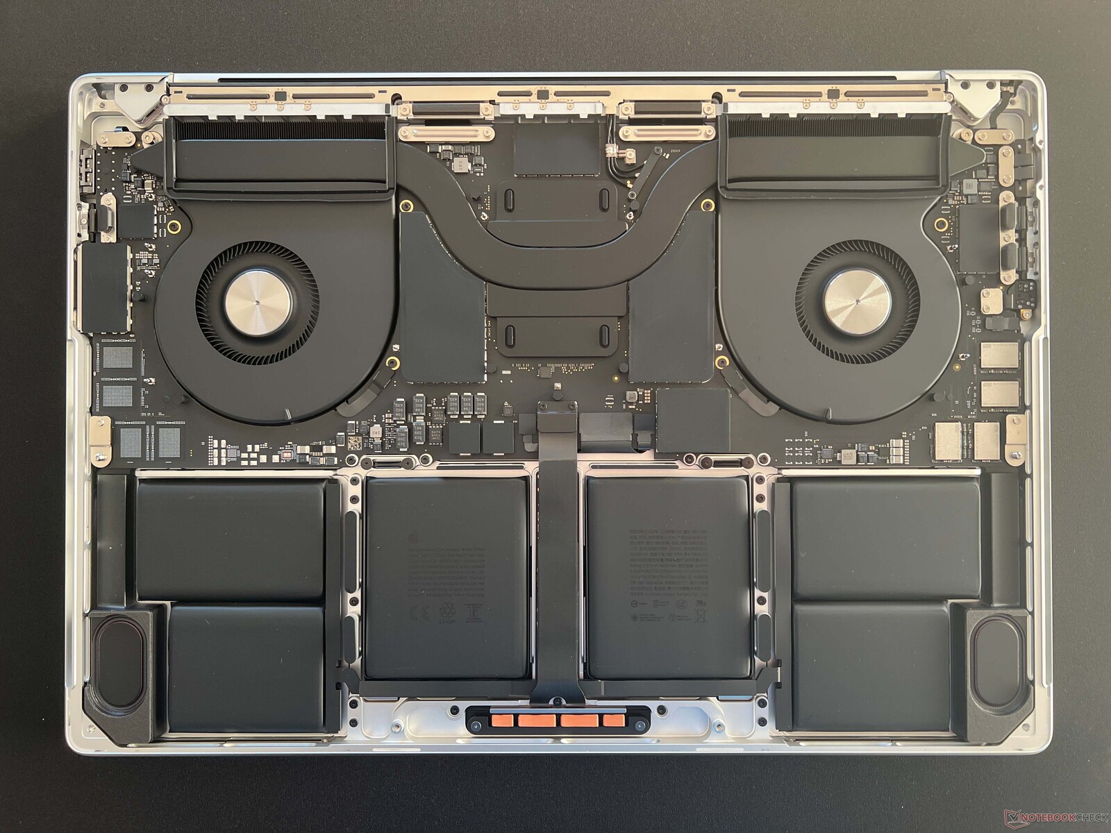 csm_mbp_16_m4_max_case_01_c2a6